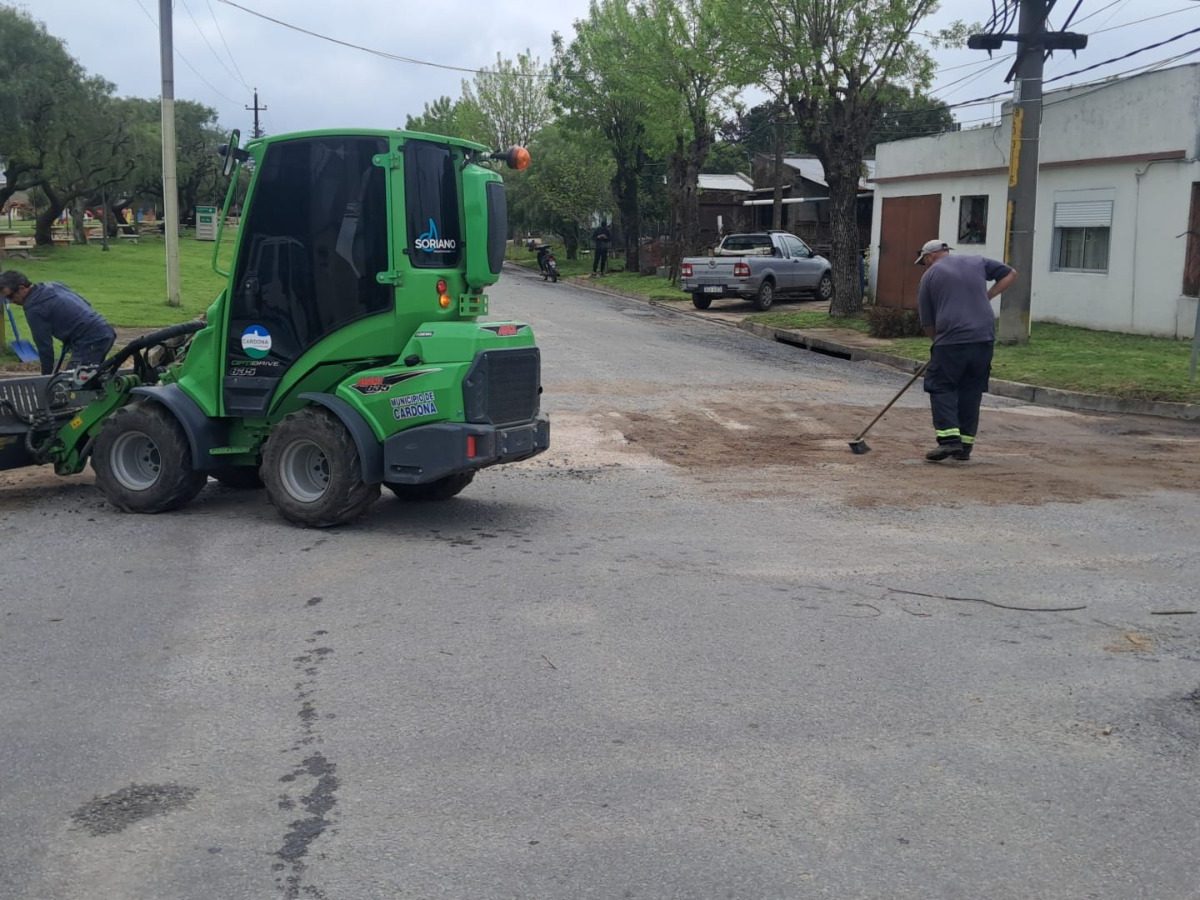 Realizan limpieza de cruces de calles para proteger los desagües pluviales
