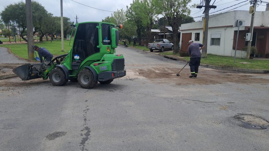 Realizan limpieza de cruces de calles para proteger los desagües pluviales