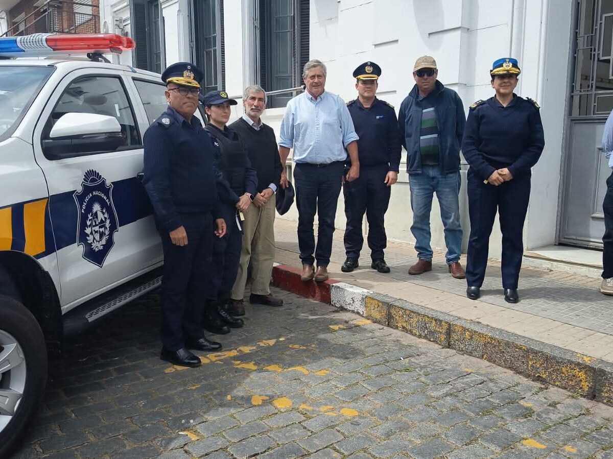 Intendente entregó tres camionetas a Jefatura de Policía de Soriano