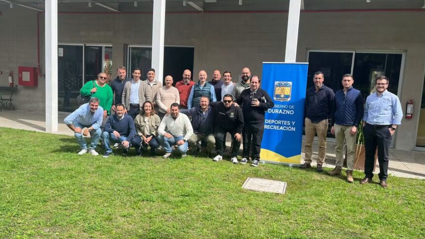 Proyectan escuelas deportivas de atletismo y handball en todo el país
